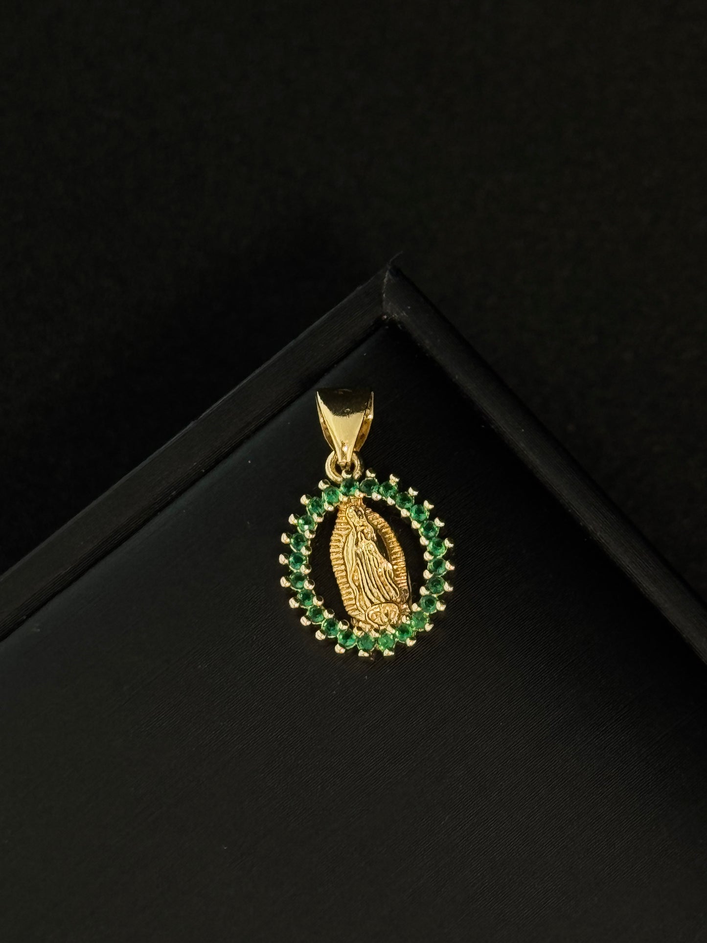 Dije Esmeralda Milagrosa Pequeño