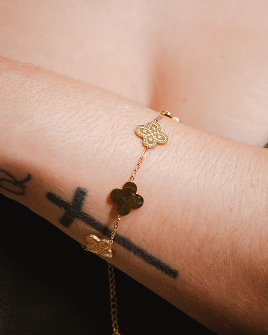Pulsera VC trébol grabada